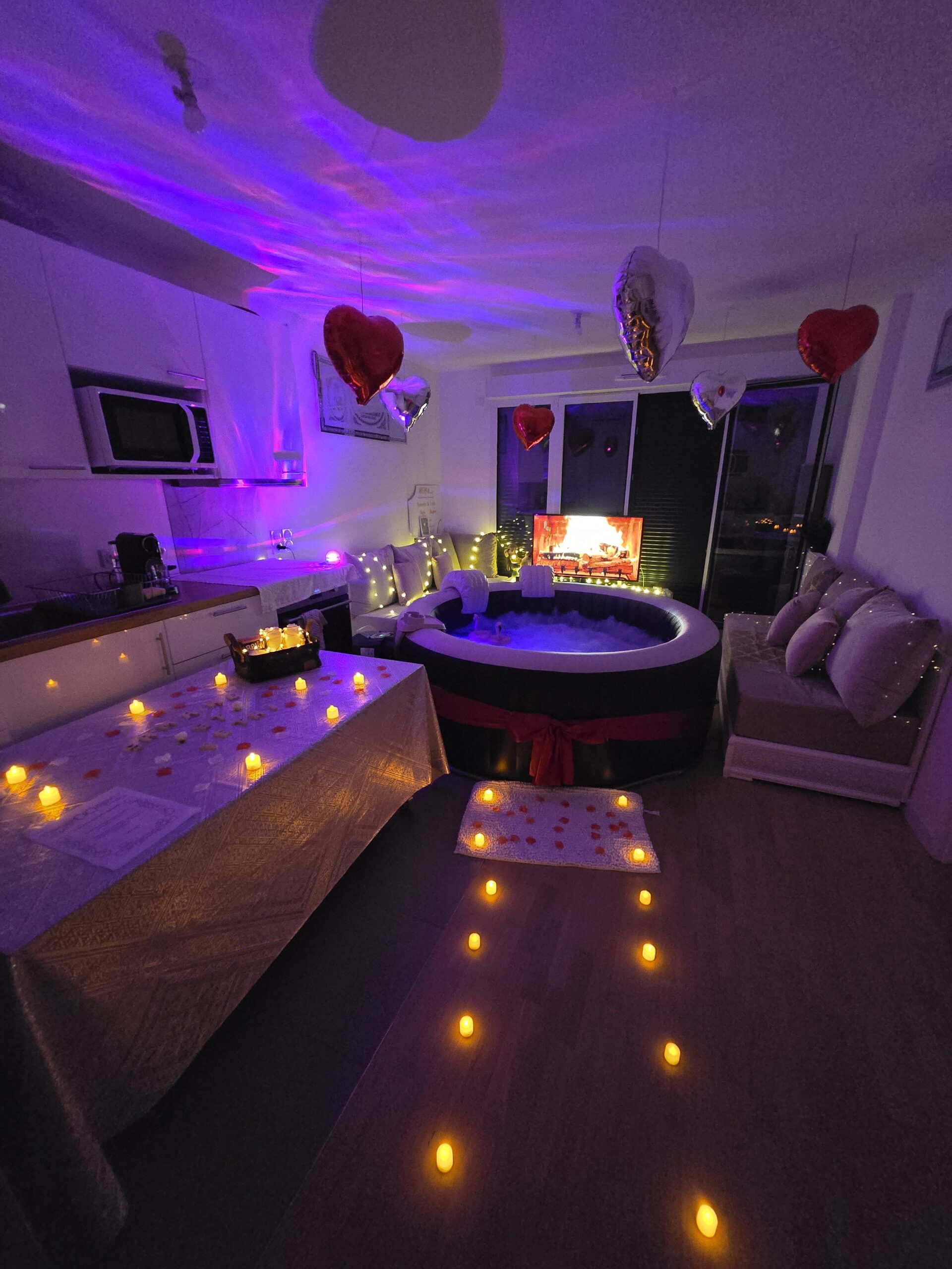 Pack Romance - jacuzzi avec pétales et ballons coeur