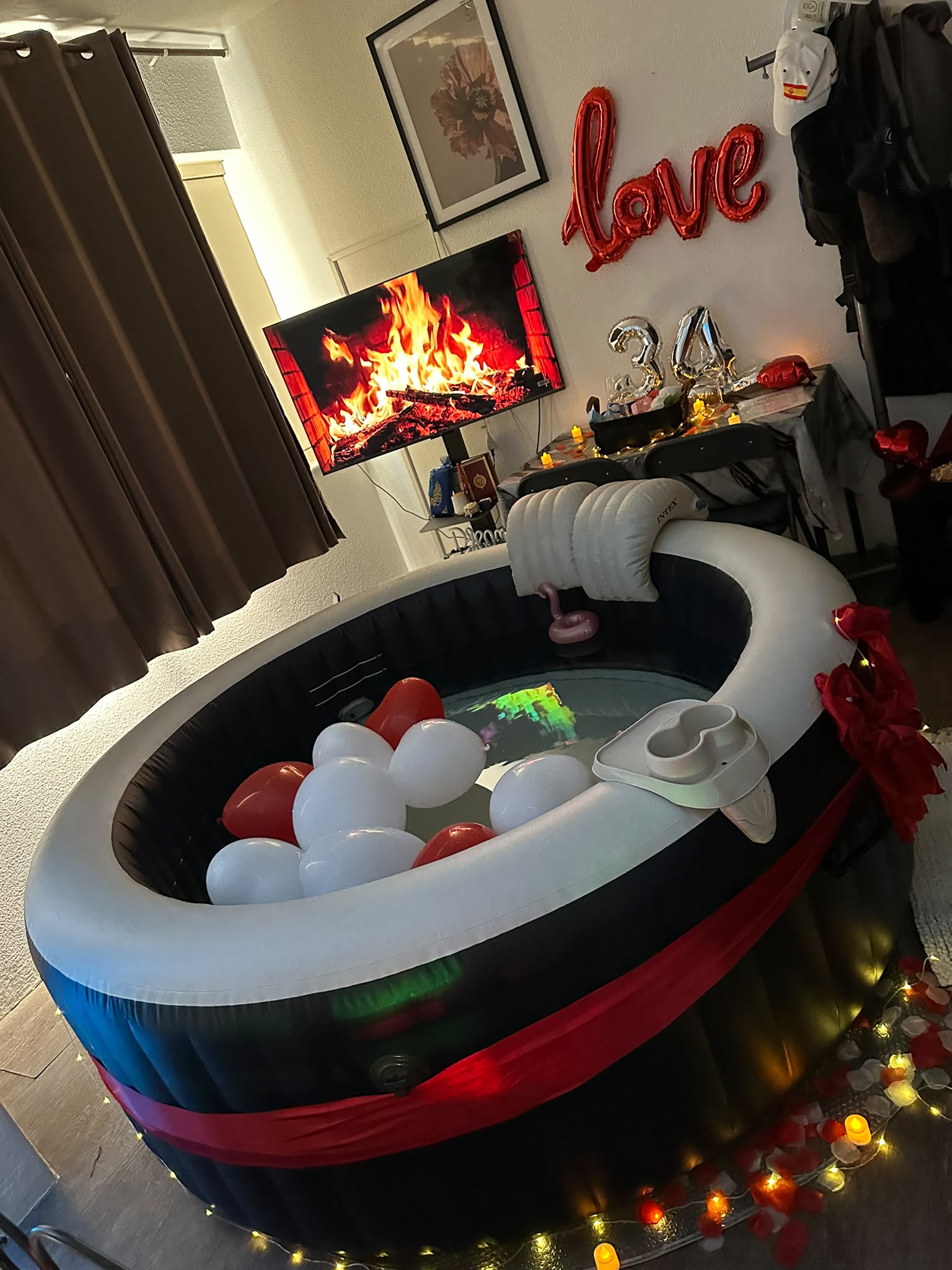 Jacuzzi installé le soir avec bougies et pétales, Est parisien